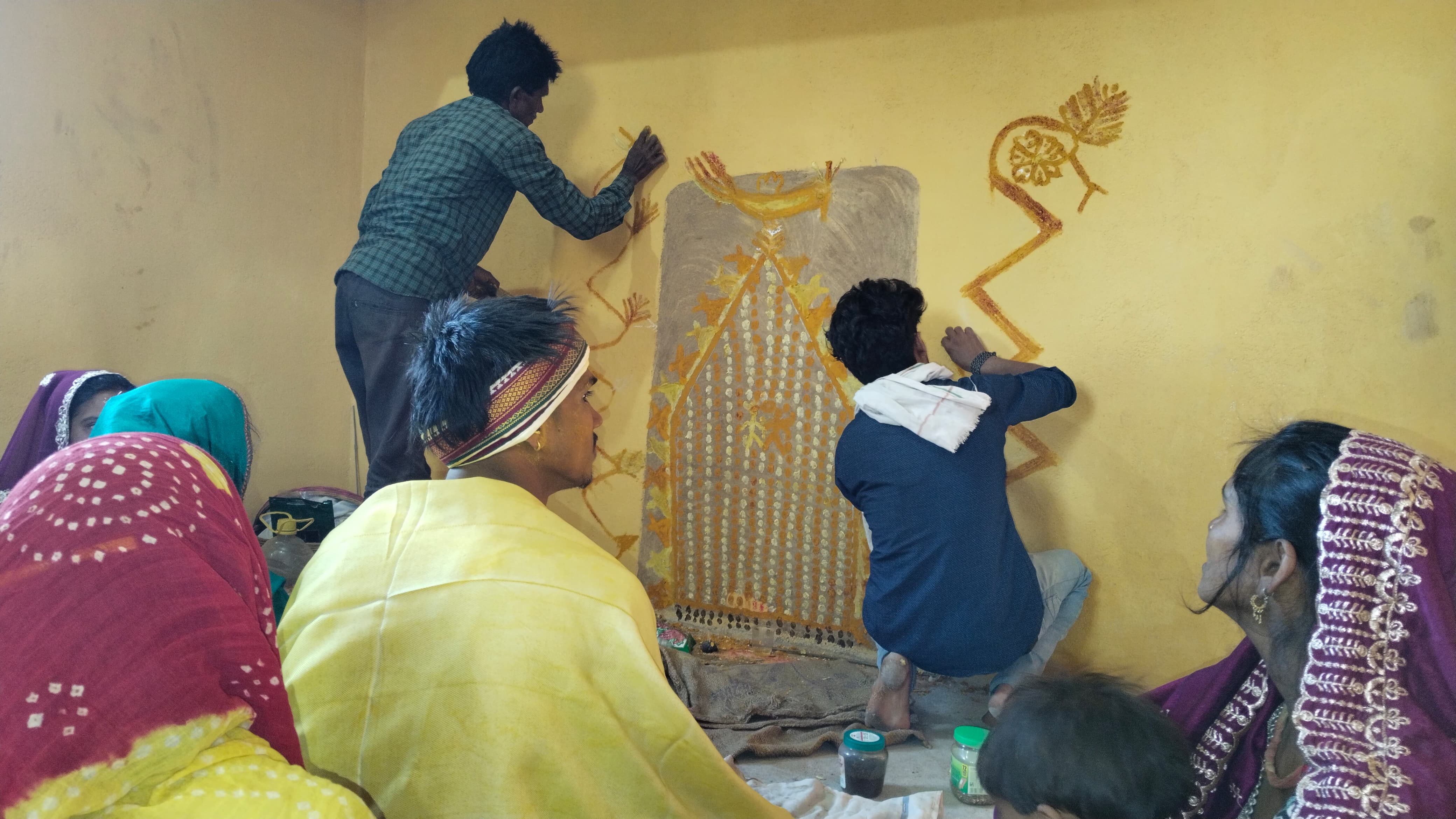 भराड़ी बनाते हुए — भील विवाह परंपरा