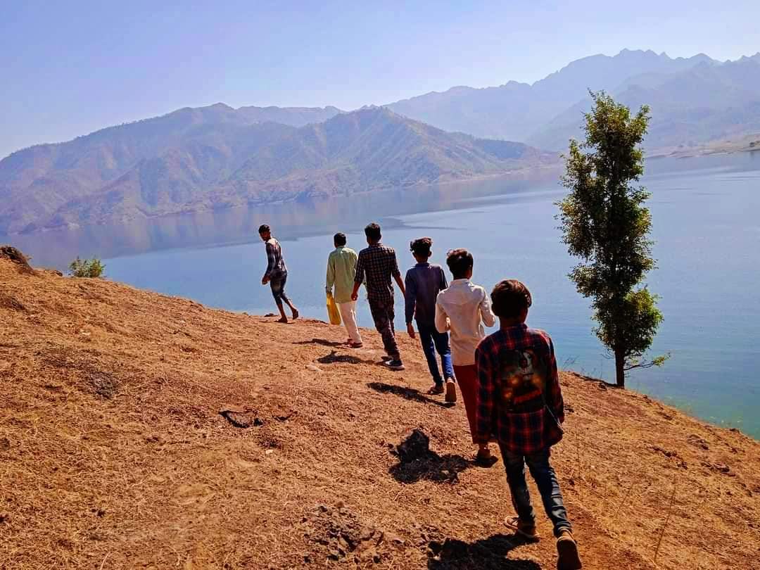 झील किनारे ट्रेकिंग